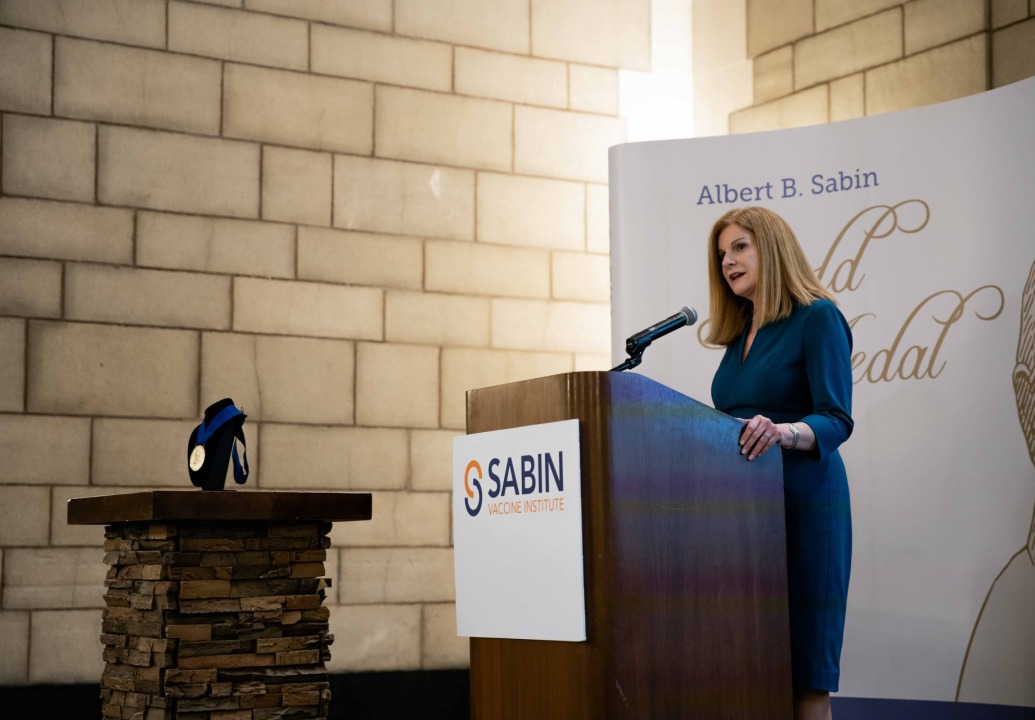 Amy Finan Presenting the Gold Medal